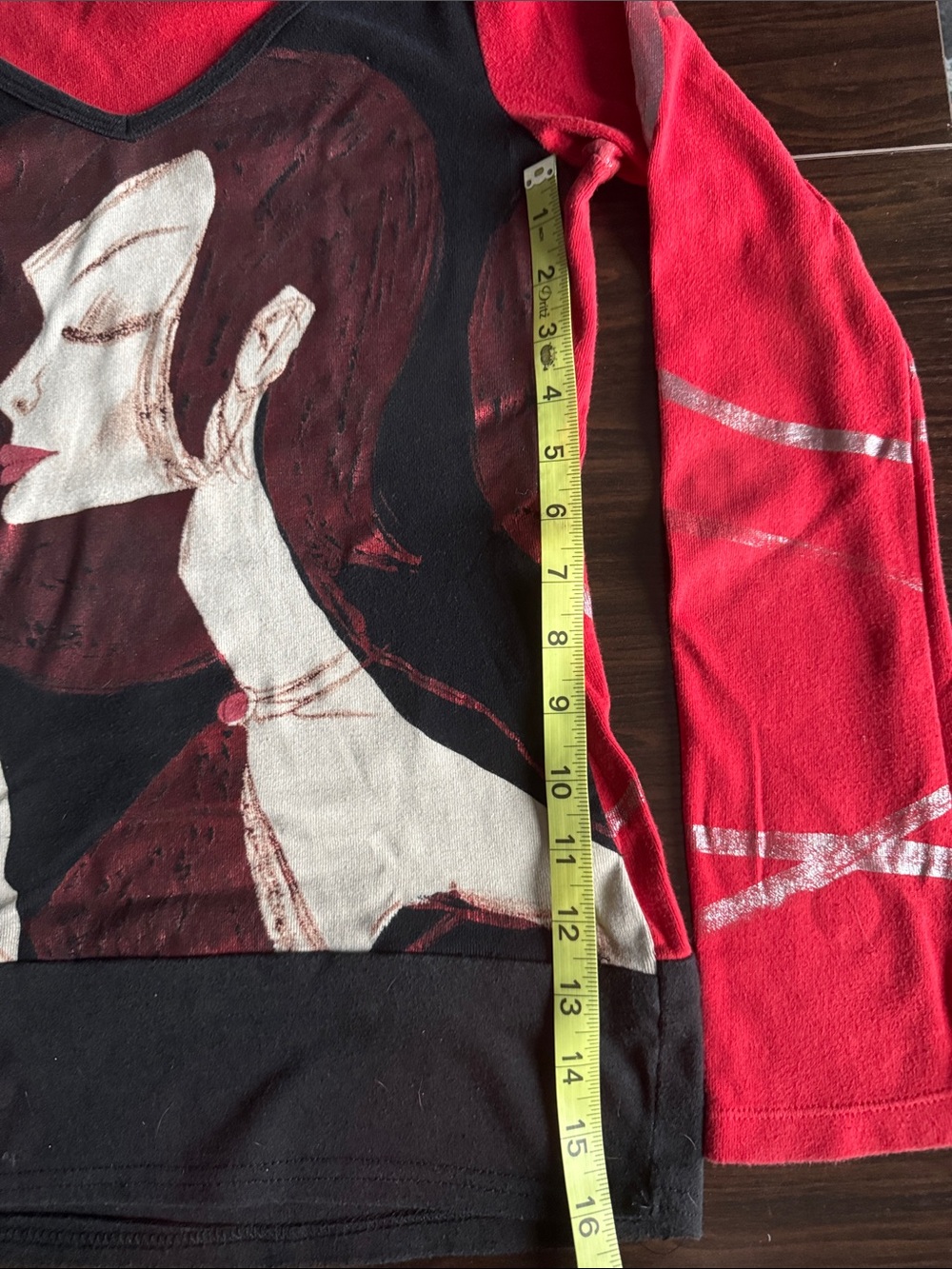 Custo Barcelona Black & Red Long-Sleeve V-Neck Graphic Top - Picture 2 of 5